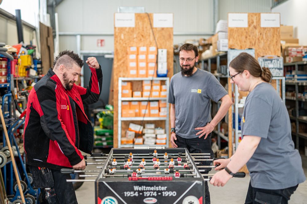 Mitarbeiter machen Pause an einem Kicker