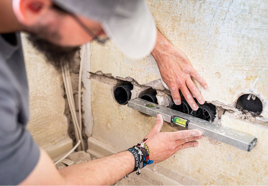 Hände installieren Steckdose